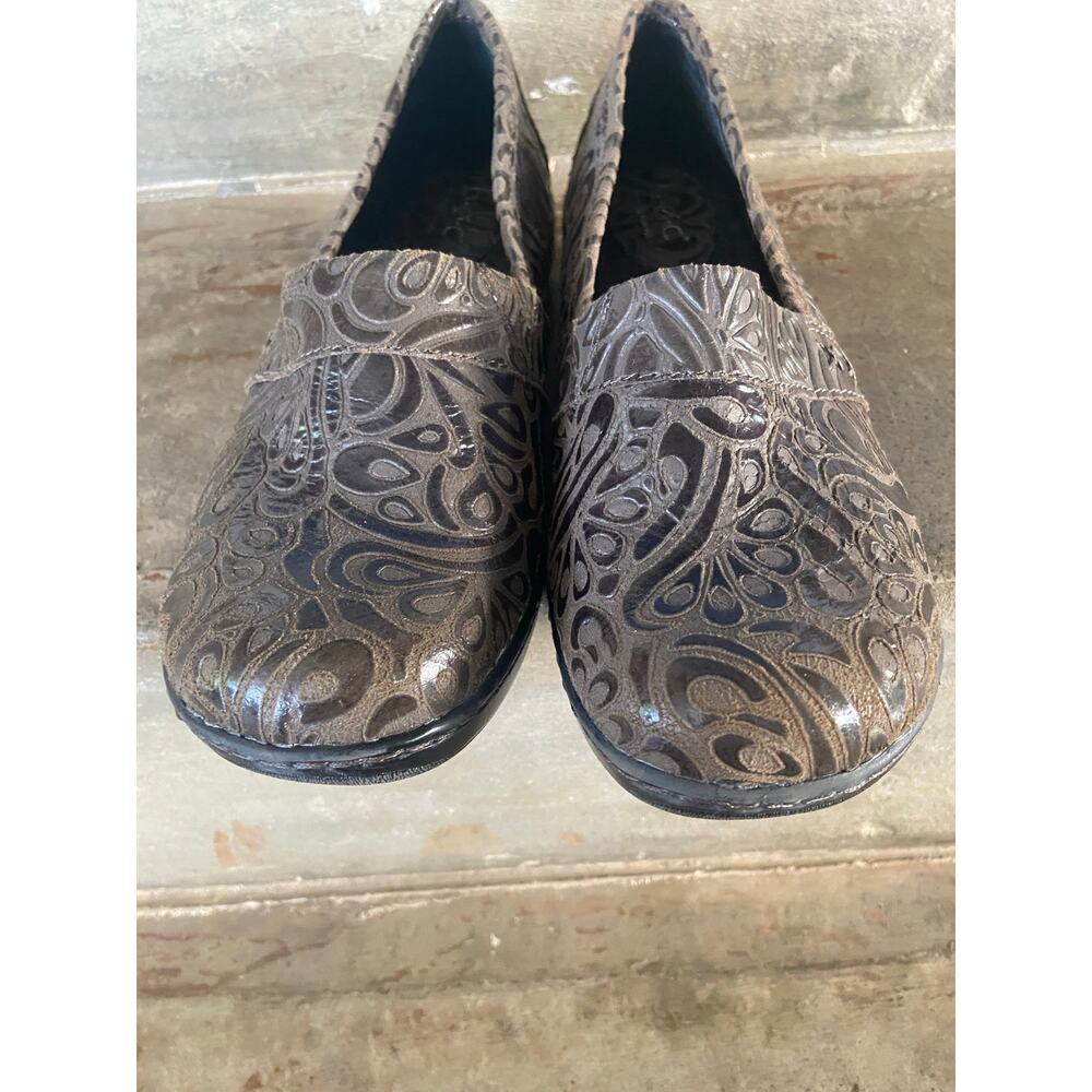 b.o.c. Peggy brown tooled leather slip on loafer - Picture 3 of 8